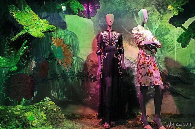 服装店橱窗装修实景效果图